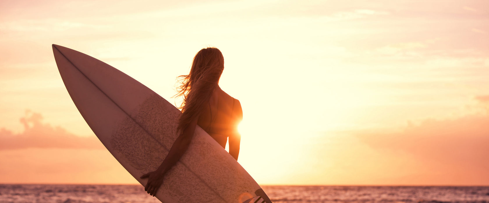 Surferin vor Sonnenuntergang, Glasbild Panorama