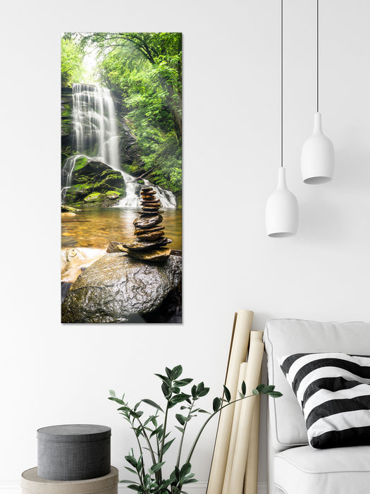 Zen Steine vor Wasserfall, Glasbild Panorama