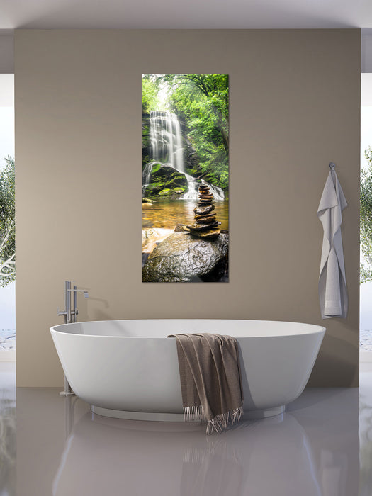 Zen Steine vor Wasserfall, Glasbild Panorama