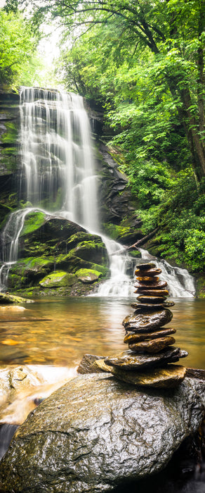 Zen Steine vor Wasserfall, Glasbild Panorama