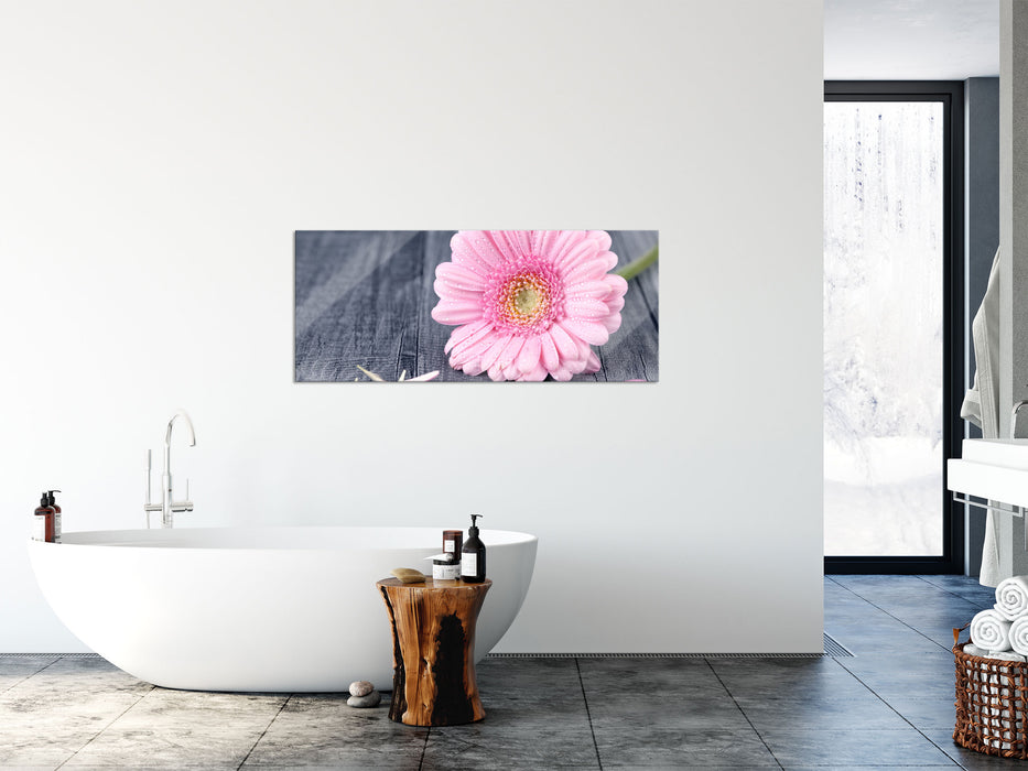 pinke Gerbera auf rustikalem Boden, Glasbild Panorama