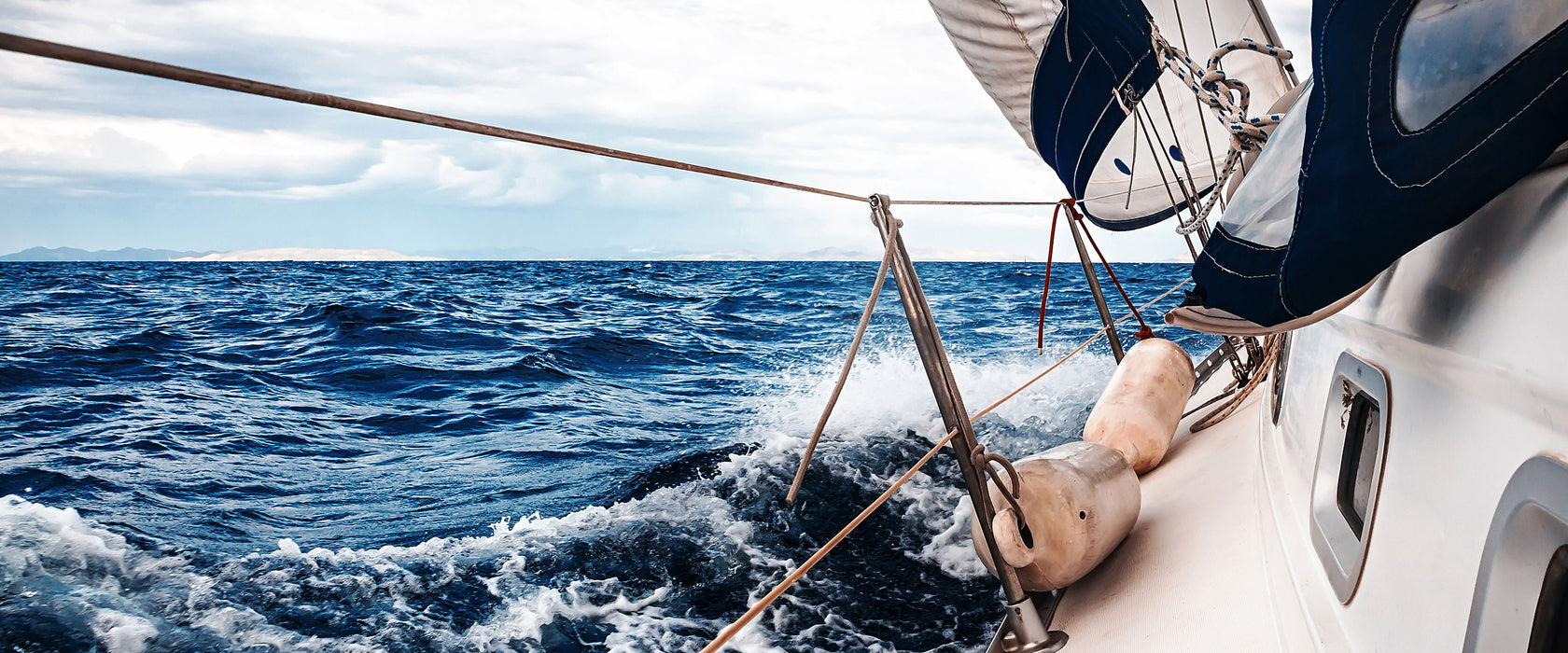 Die weißen Segel der Yacht, Glasbild Panorama