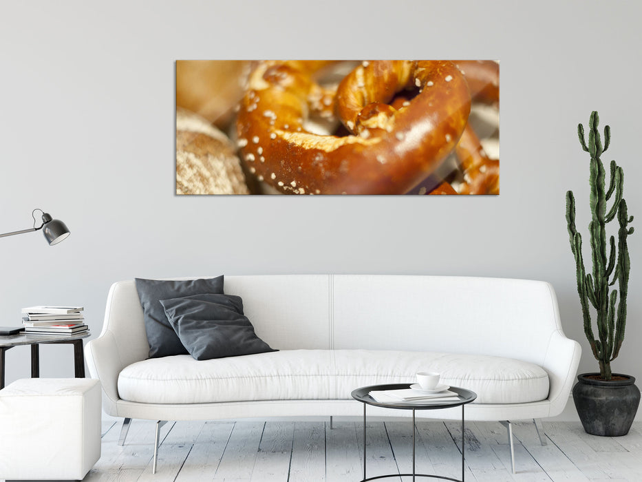 köstliche Salzbrezel, Glasbild Panorama