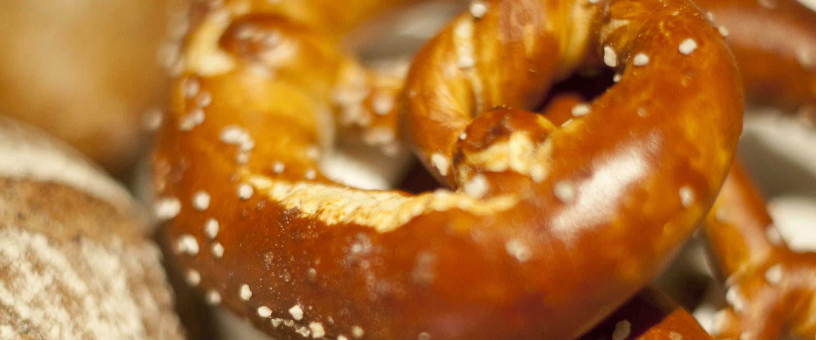 köstliche Salzbrezel, Glasbild Panorama