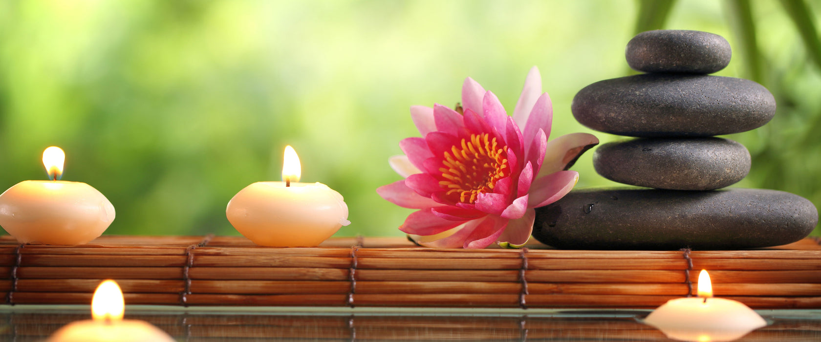 Seerose mit Zen Steinen im Tempel, Glasbild Panorama