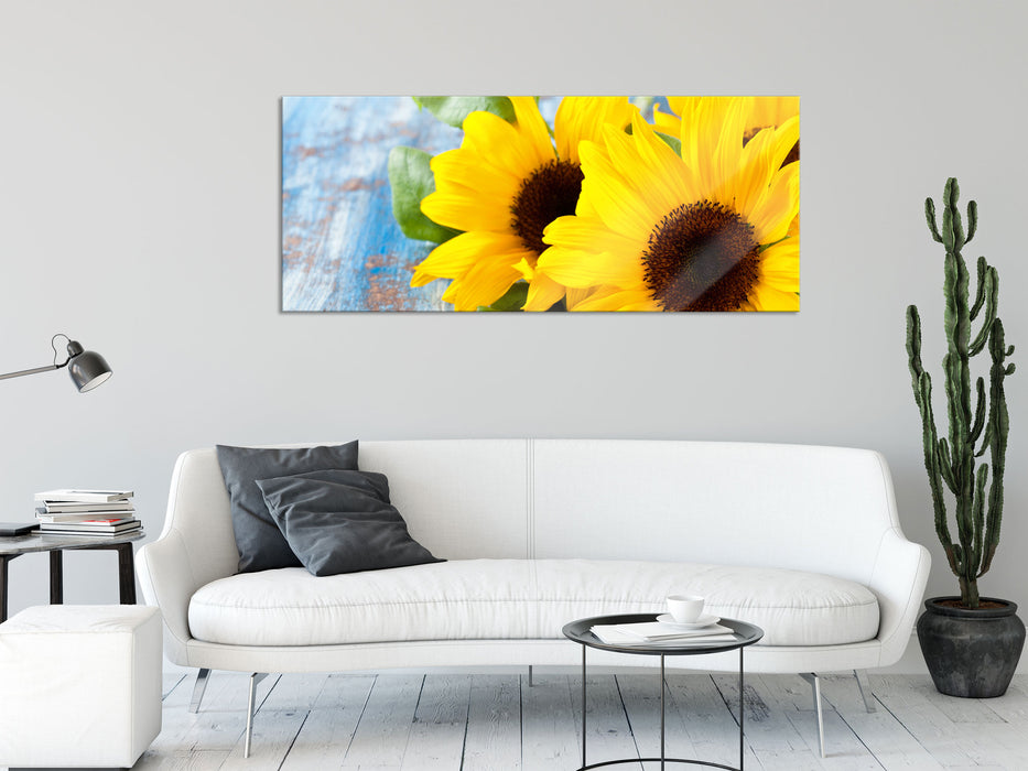 Sonnenblumen auf Holztisch, Glasbild Panorama