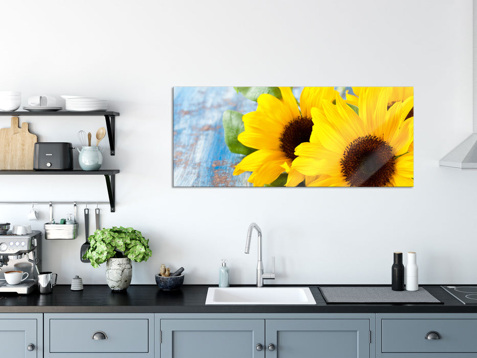 Sonnenblumen auf Holztisch, Glasbild Panorama