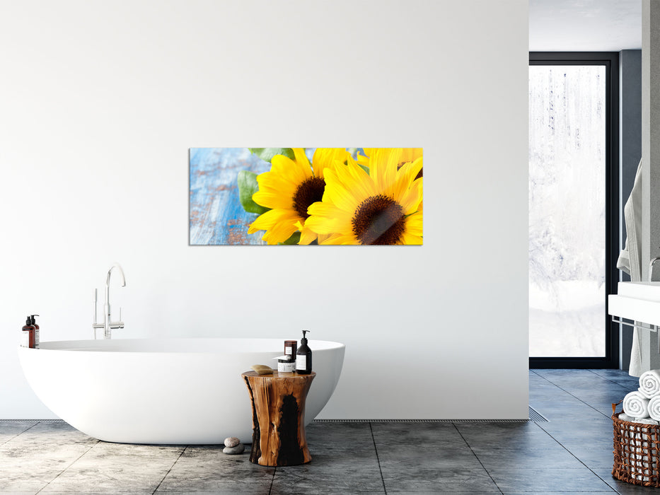 Sonnenblumen auf Holztisch, Glasbild Panorama