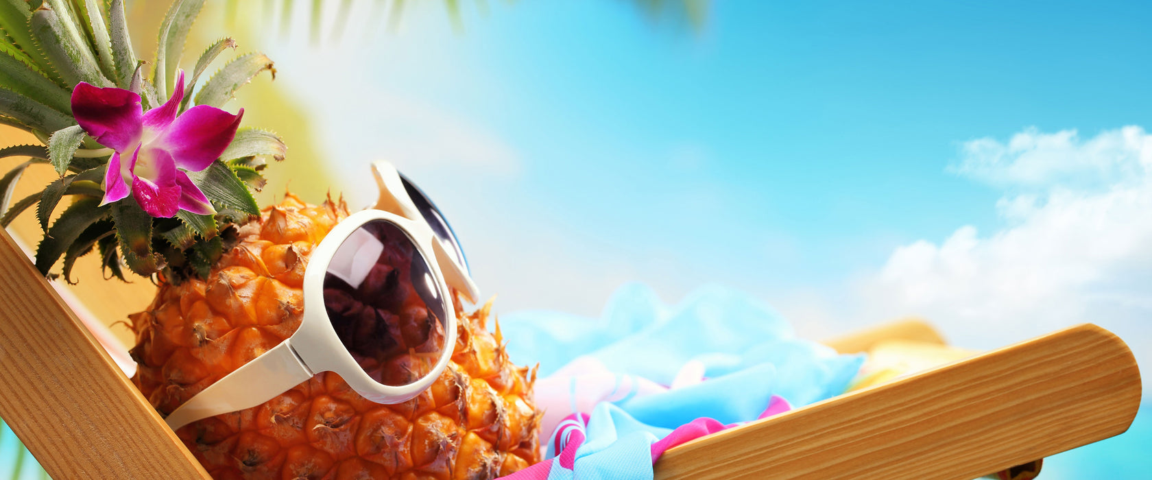 Ananas macht Urlaub, Glasbild Panorama