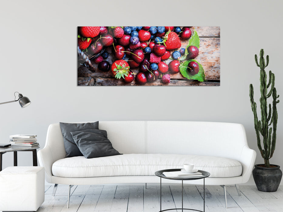 Beerenfrüchte auf Holzdielen, Glasbild Panorama