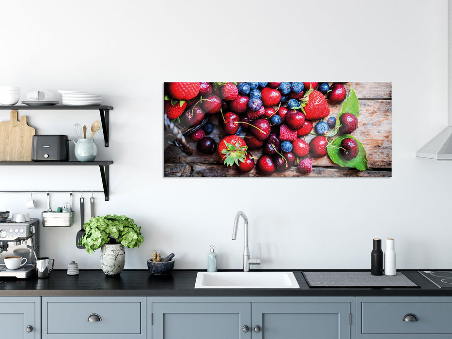 Beerenfrüchte auf Holzdielen, Glasbild Panorama