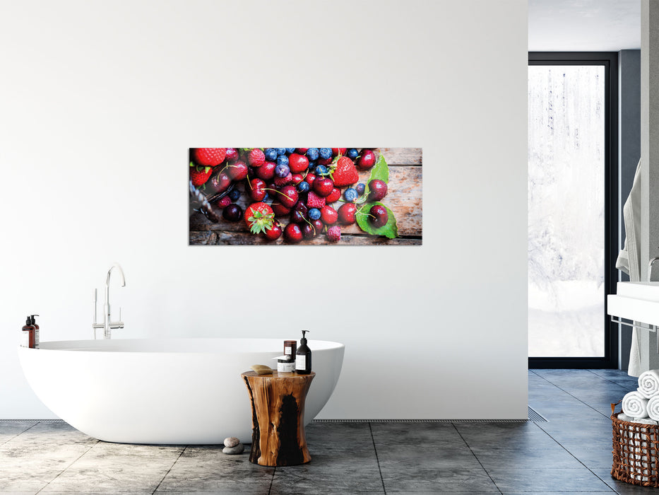 Beerenfrüchte auf Holzdielen, Glasbild Panorama