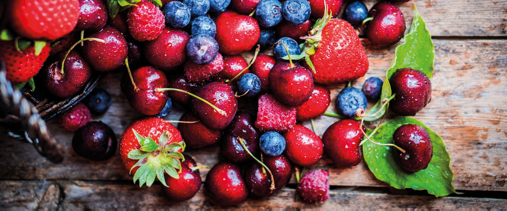 Beerenfrüchte auf Holzdielen, Glasbild Panorama