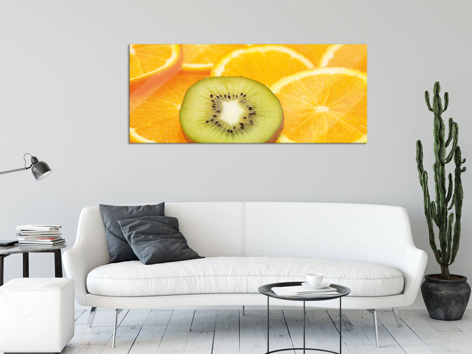 Kiwi verirrt in Orangenscheiben, Glasbild Panorama