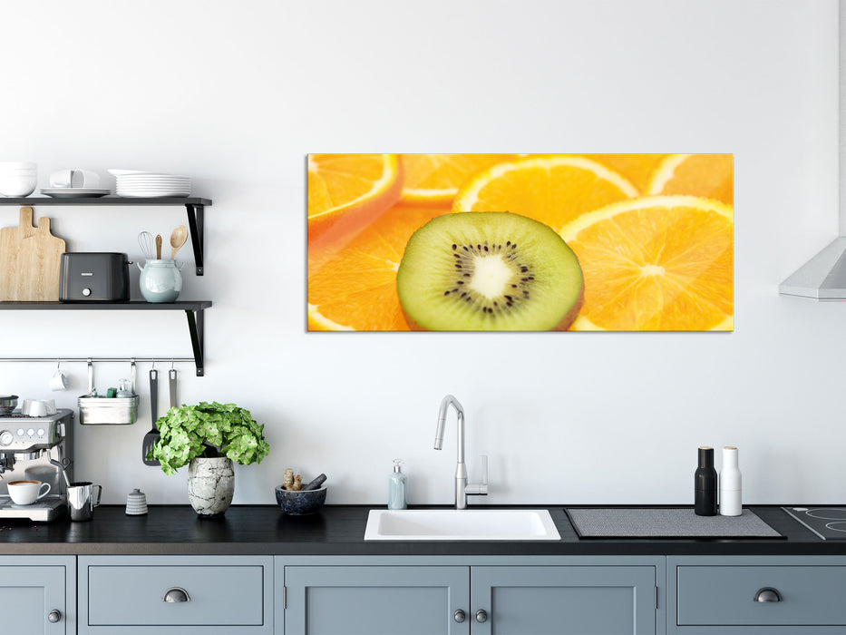 Kiwi verirrt in Orangenscheiben, Glasbild Panorama