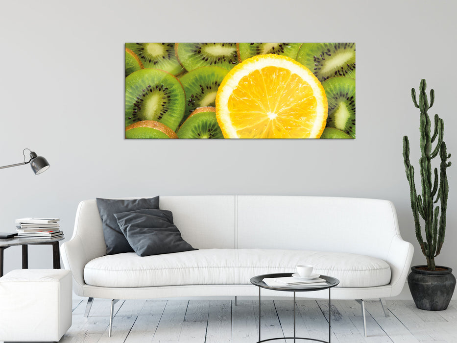 Orange verirrt in Kiwi Scheiben, Glasbild Panorama