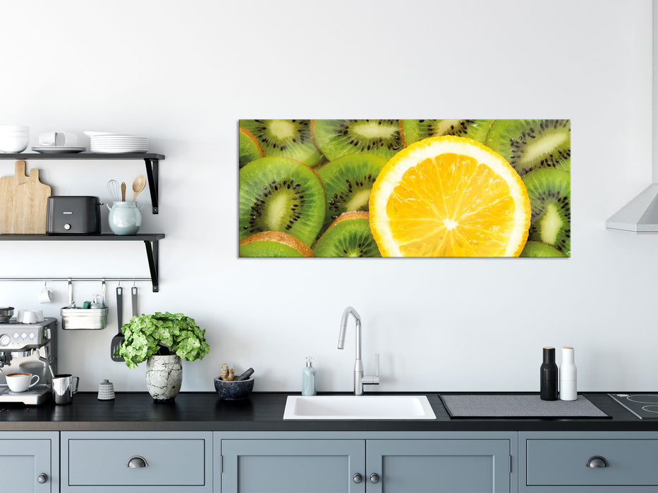 Orange verirrt in Kiwi Scheiben, Glasbild Panorama