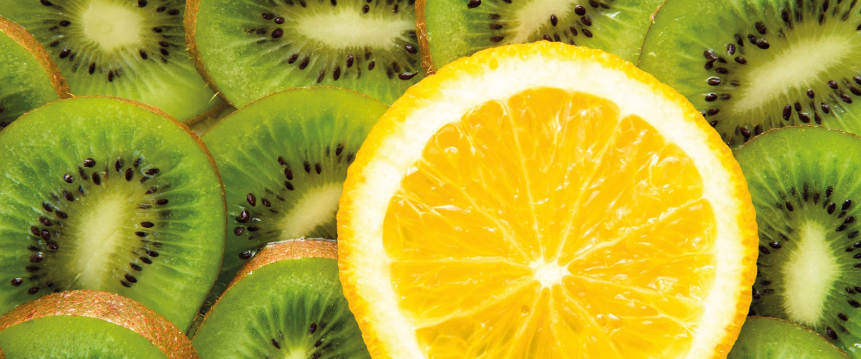 Orange verirrt in Kiwi Scheiben, Glasbild Panorama
