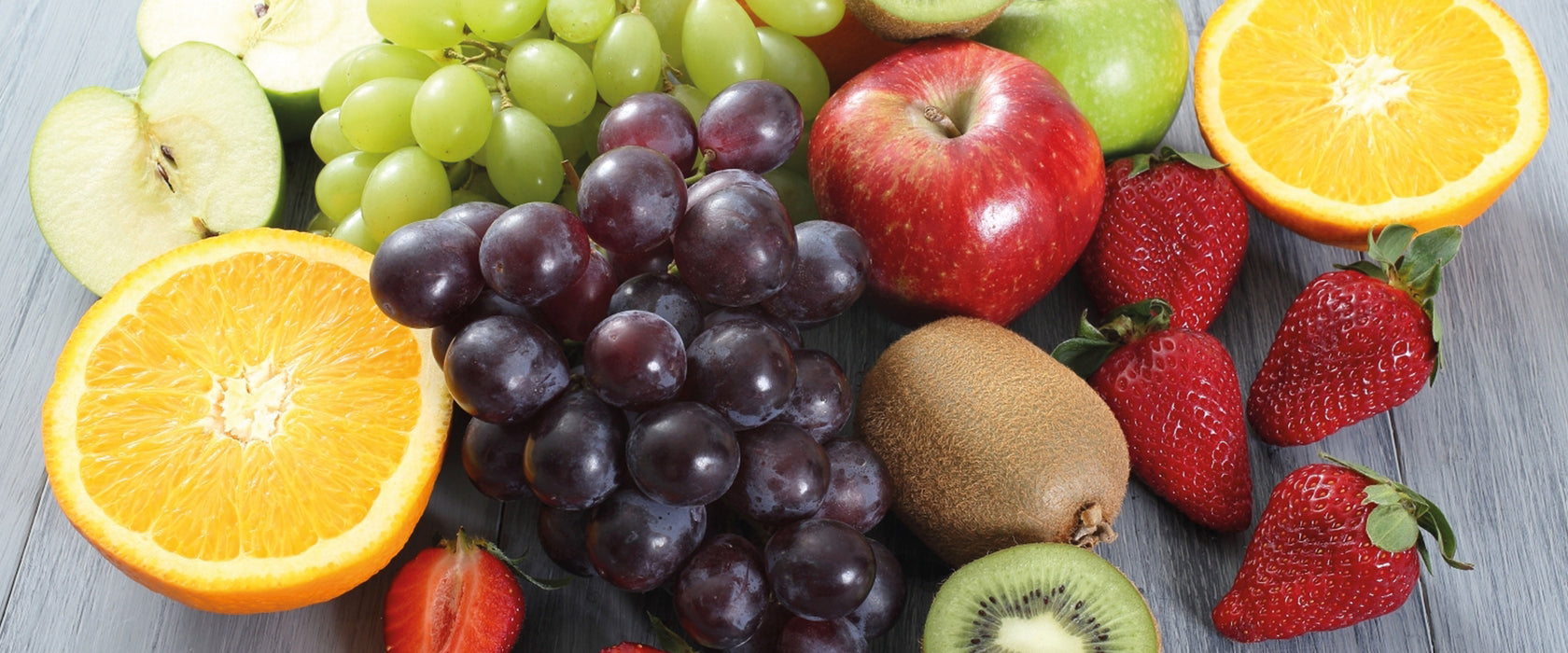 Obstmischung auf Holztisch, Glasbild Panorama