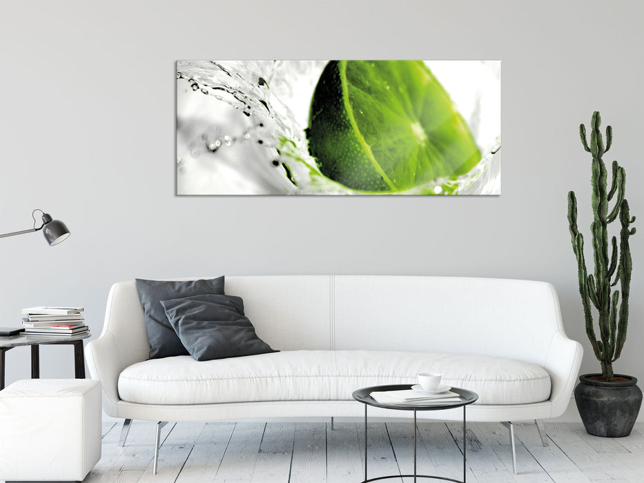 Limette fällt in Wasser, Glasbild Panorama