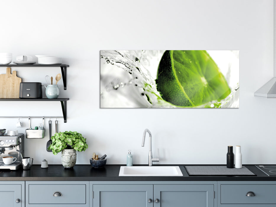 Limette fällt in Wasser, Glasbild Panorama