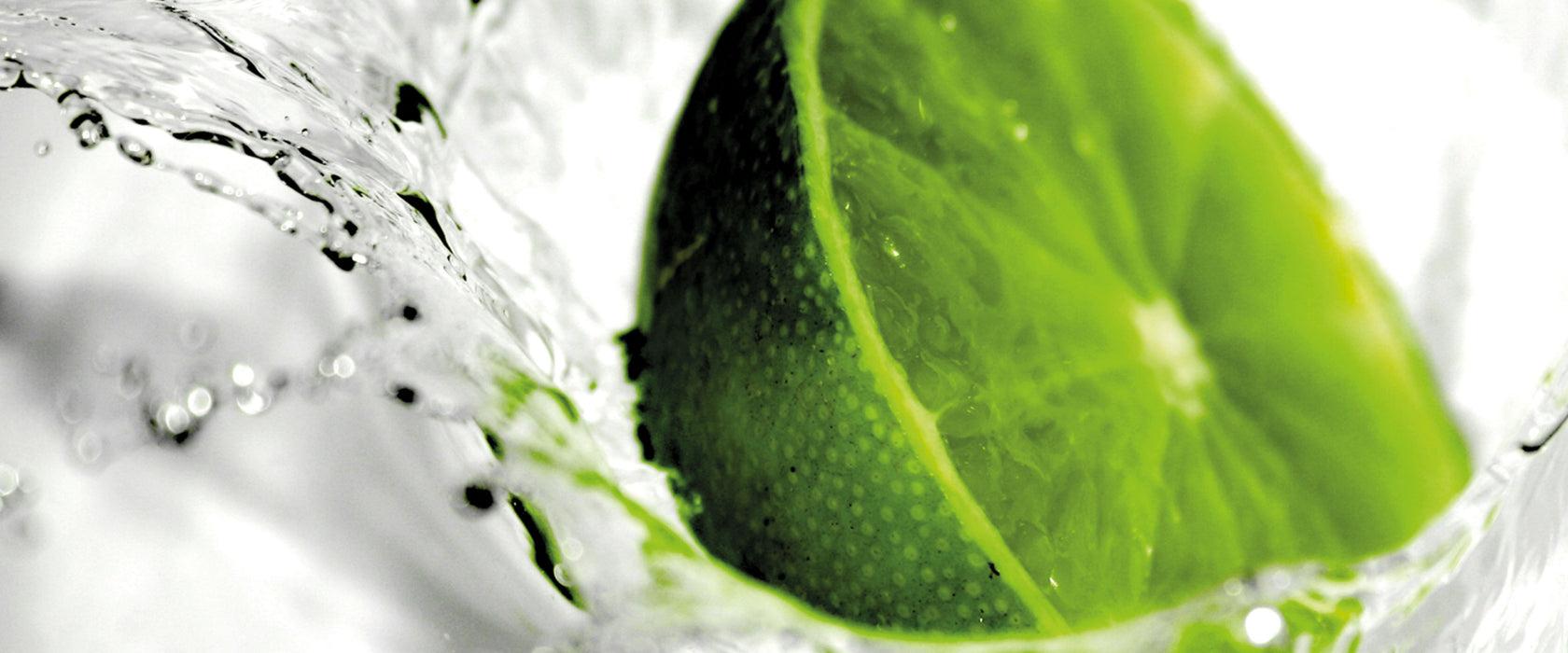 Limette fällt in Wasser, Glasbild Panorama