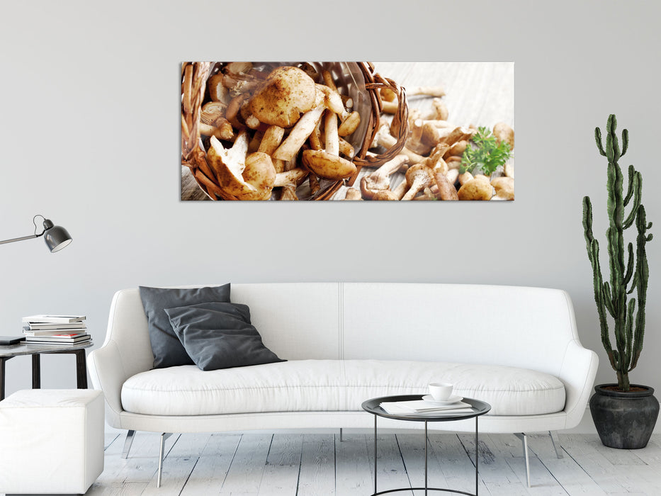 Pilzkörbchen auf Holz, Glasbild Panorama