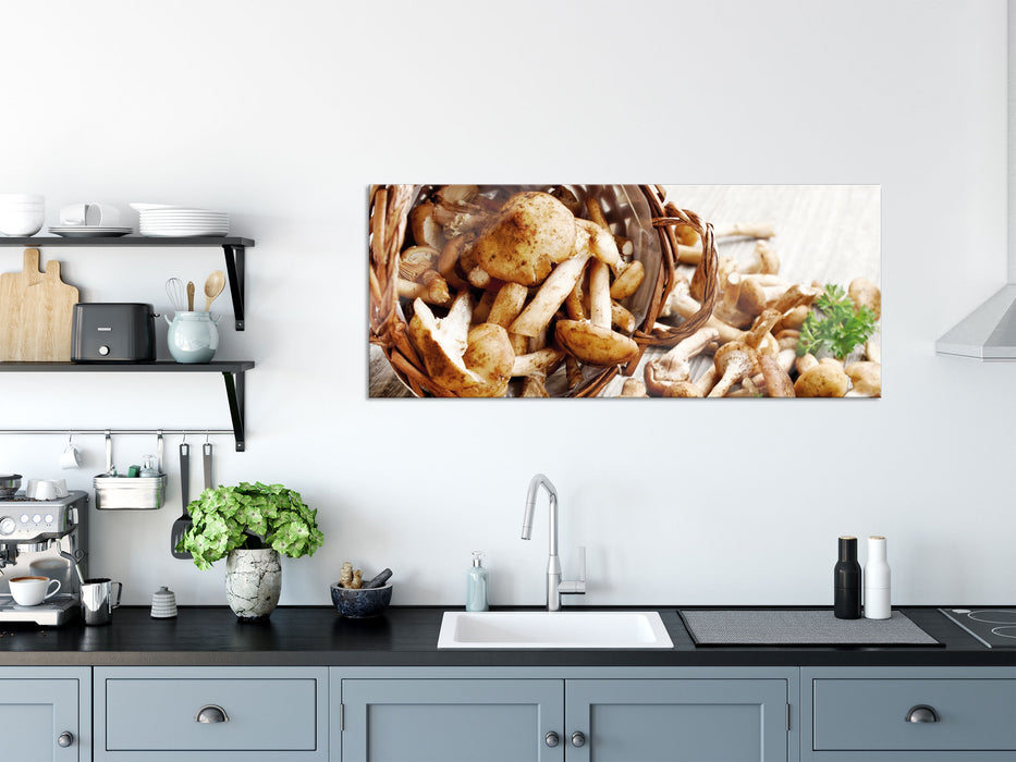 Pilzkörbchen auf Holz, Glasbild Panorama