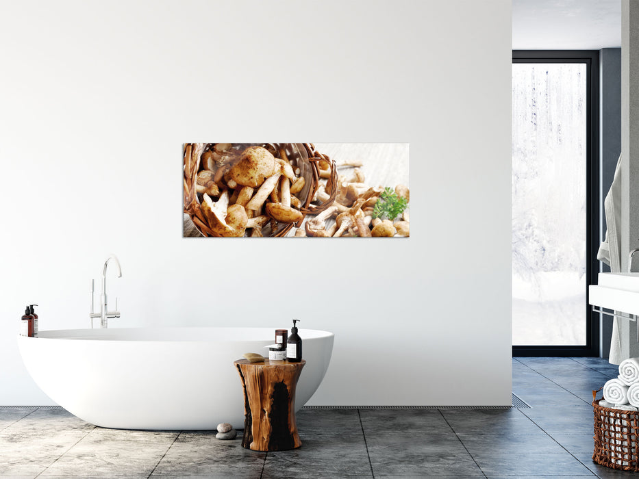Pilzkörbchen auf Holz, Glasbild Panorama