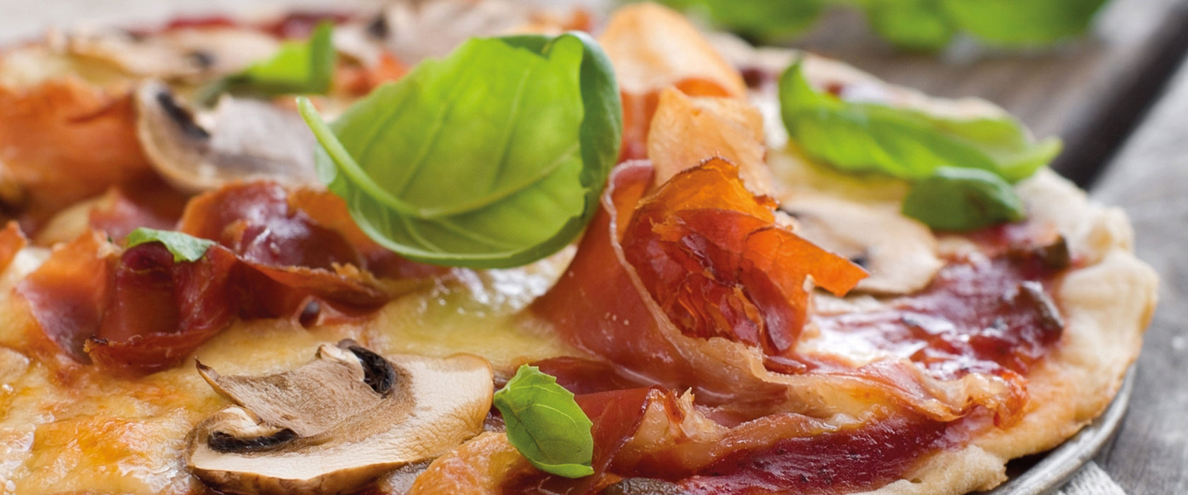 Pizza mit Schinken und Pilzen, Glasbild Panorama