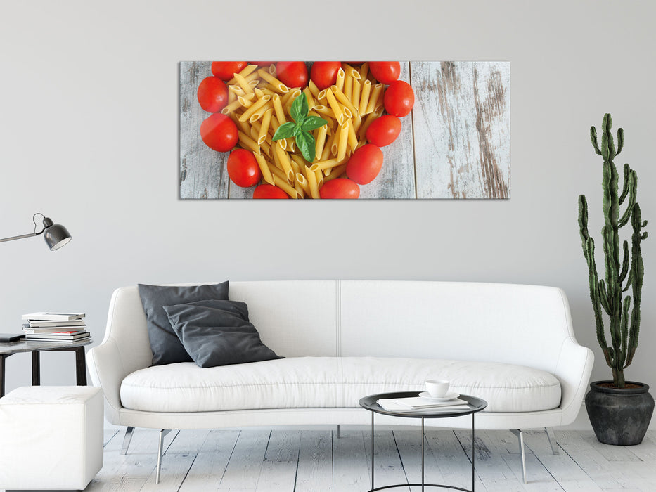 Nudelherz mit Tomaten umrandet, Glasbild Panorama