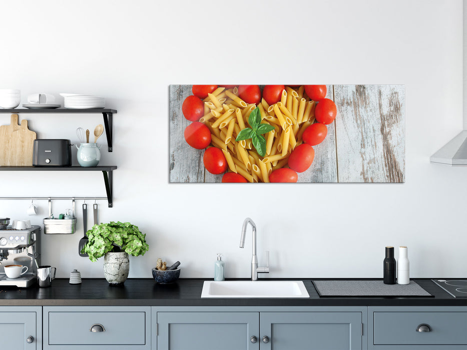 Nudelherz mit Tomaten umrandet, Glasbild Panorama