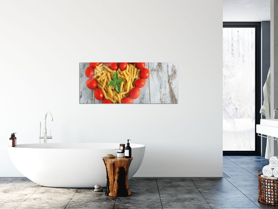 Nudelherz mit Tomaten umrandet, Glasbild Panorama