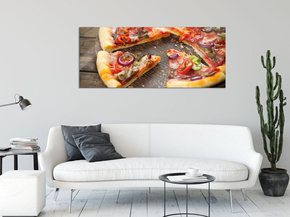 Leckere Pizza auf Holztisch, Glasbild Panorama