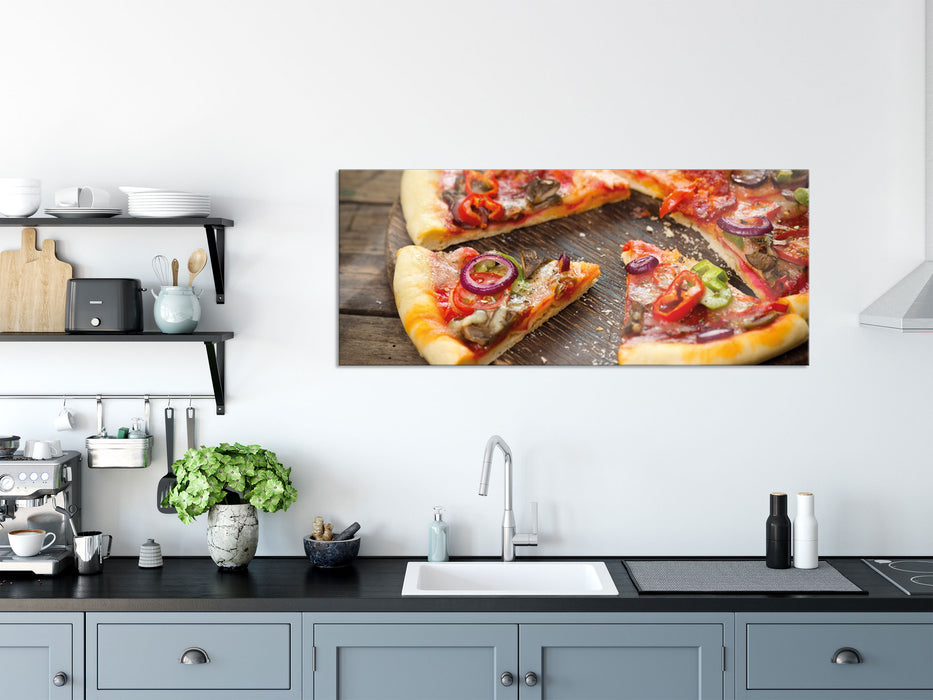Leckere Pizza auf Holztisch, Glasbild Panorama