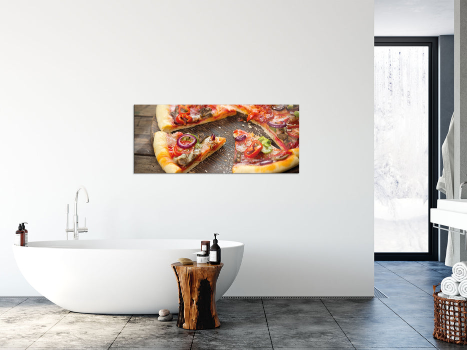 Leckere Pizza auf Holztisch, Glasbild Panorama