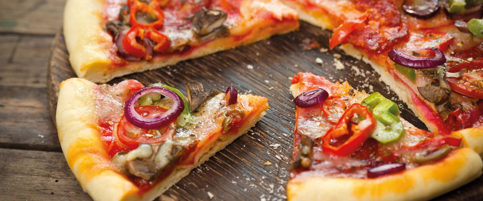 Leckere Pizza auf Holztisch, Glasbild Panorama