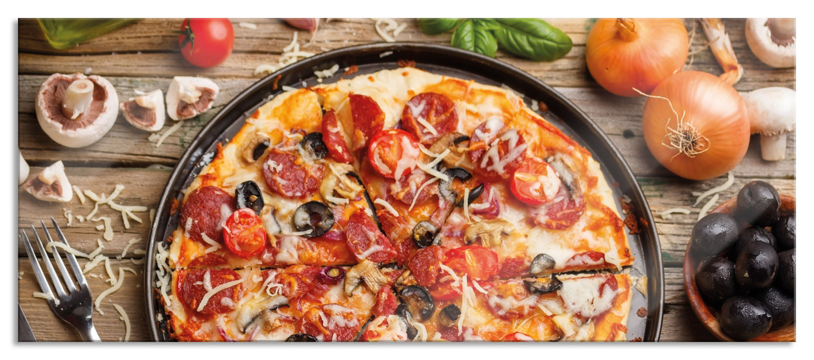 Pixxprint Leckere Pizza auf Holztisch, Glasbild Panorama