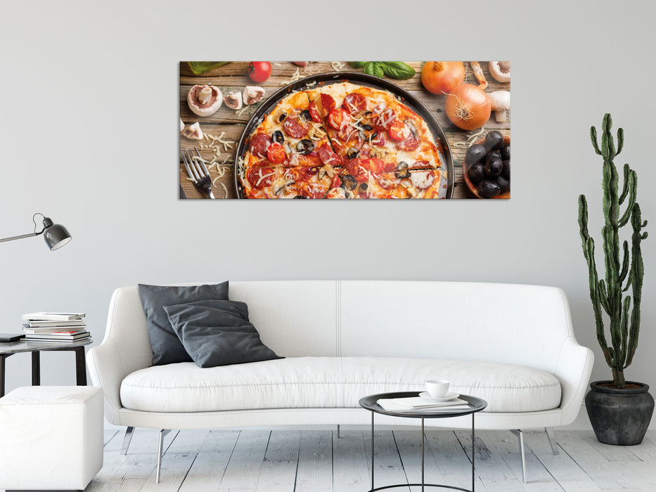 Leckere Pizza auf Holztisch, Glasbild Panorama