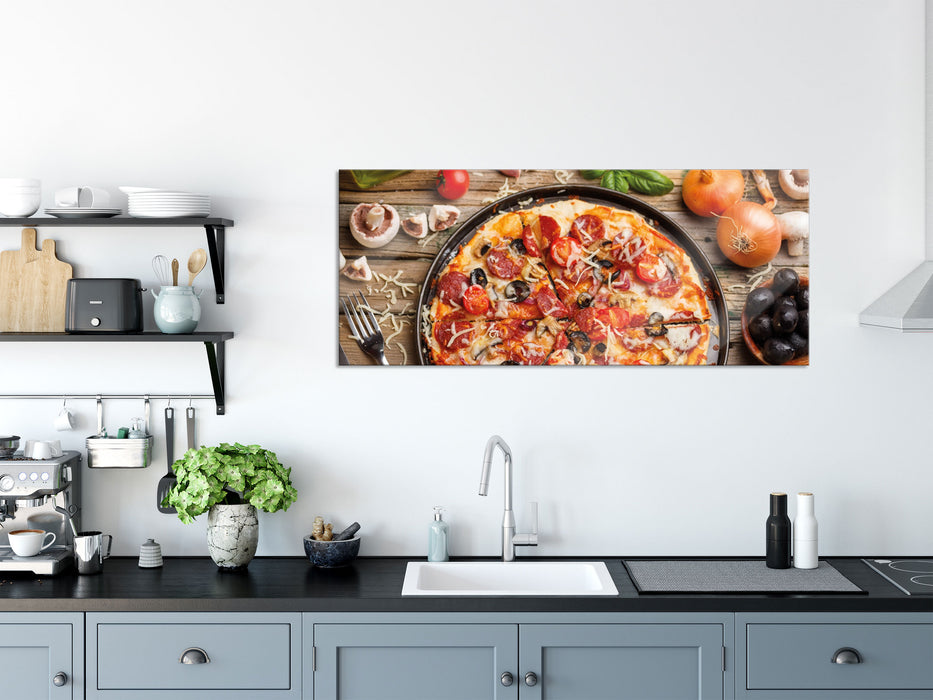 Leckere Pizza auf Holztisch, Glasbild Panorama