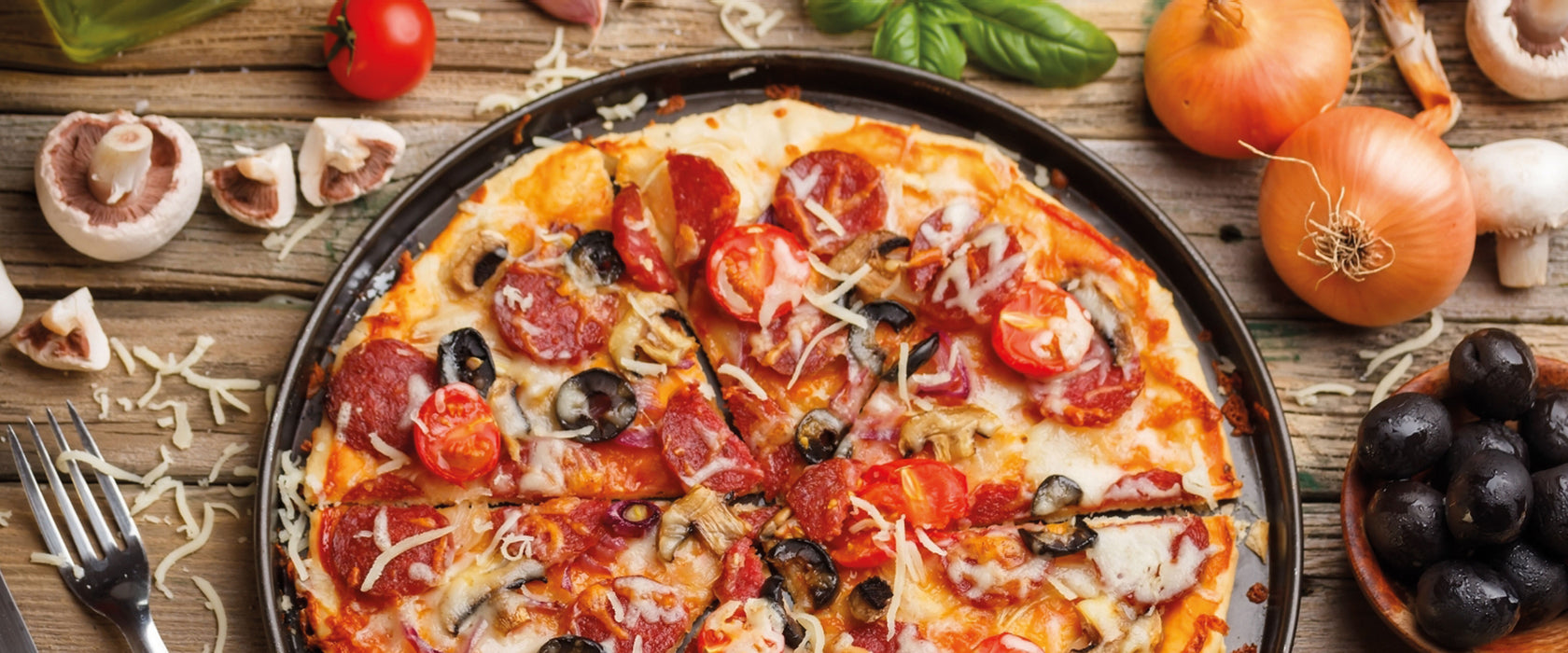 Leckere Pizza auf Holztisch, Glasbild Panorama