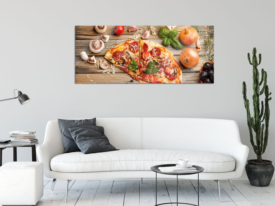 Pizza Italia auf Holztisch, Glasbild Panorama