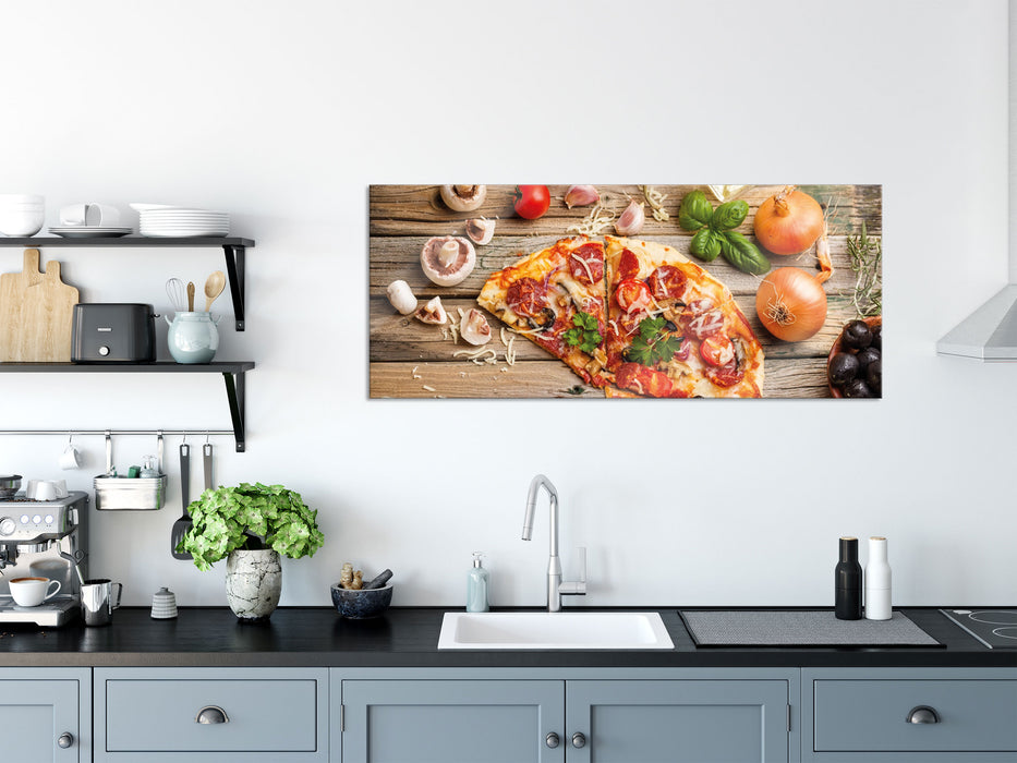 Pizza Italia auf Holztisch, Glasbild Panorama