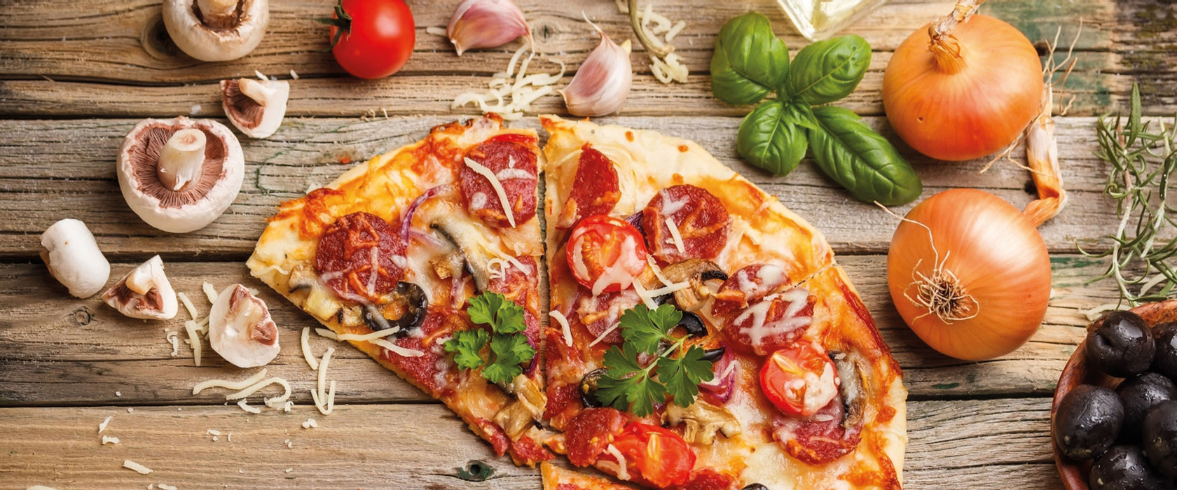 Pizza Italia auf Holztisch, Glasbild Panorama