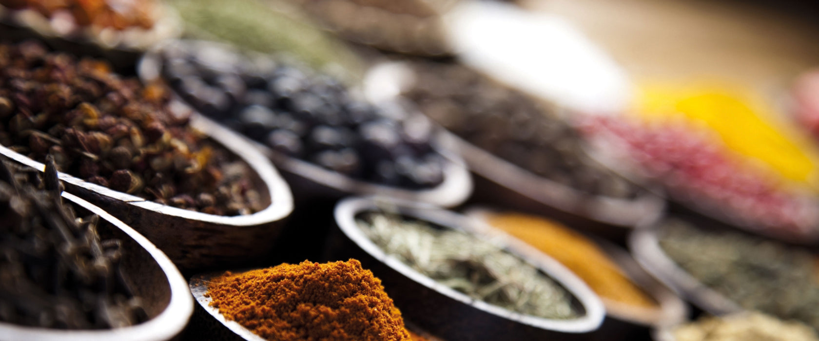 Gewürze auf Holztisch, Glasbild Panorama