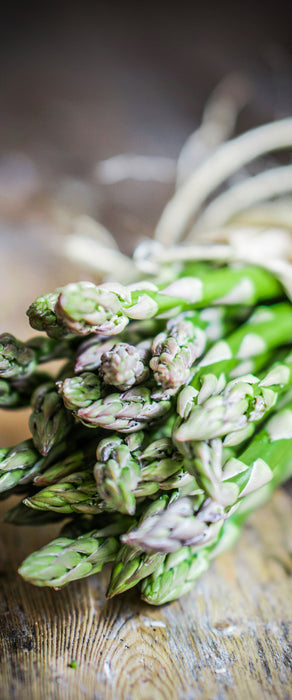 Spargel auf Holztisch, Glasbild Panorama