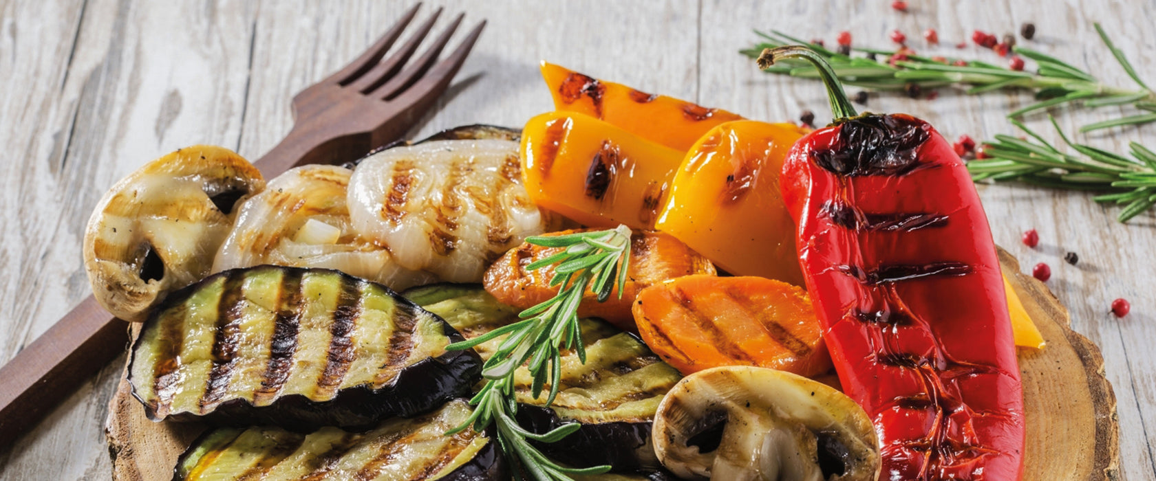 Grillplatte auf Baumstammteller, Glasbild Panorama