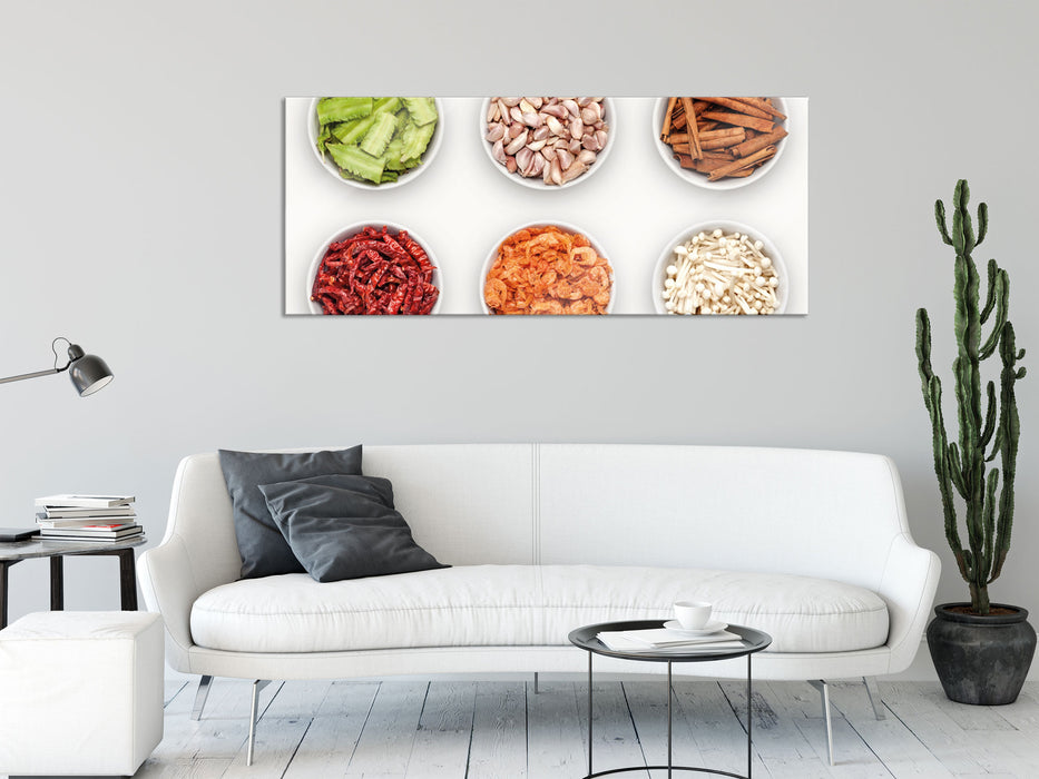 Gewürze in weißen Schälchen, Glasbild Panorama