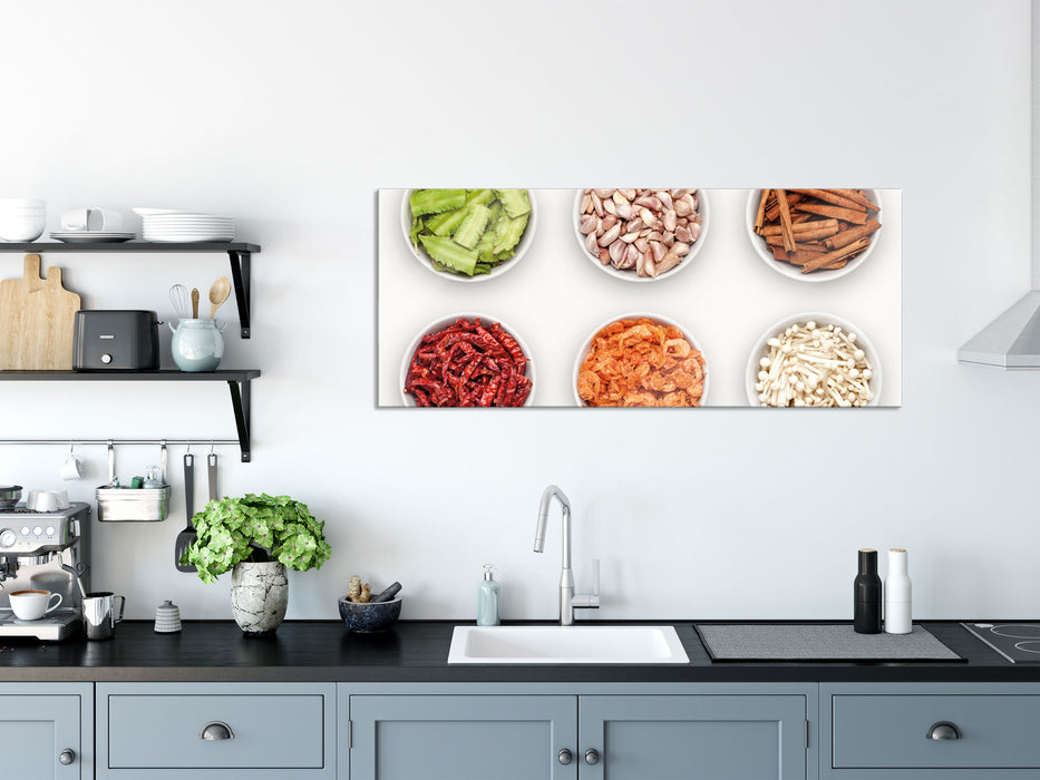 Gewürze in weißen Schälchen, Glasbild Panorama