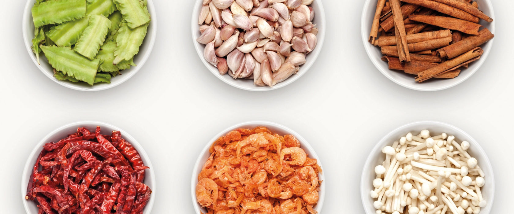 Gewürze in weißen Schälchen, Glasbild Panorama